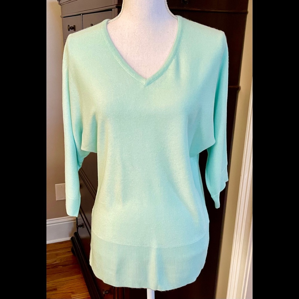 NWT! NEW YORK & CO. Sz M V NECK TUNIC SWEATER